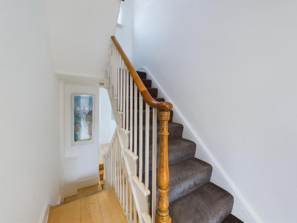 Luxury 4-Bedroom Modern Flat In Central London Steps From Station, Sleeps 9 In Style! Номер фото