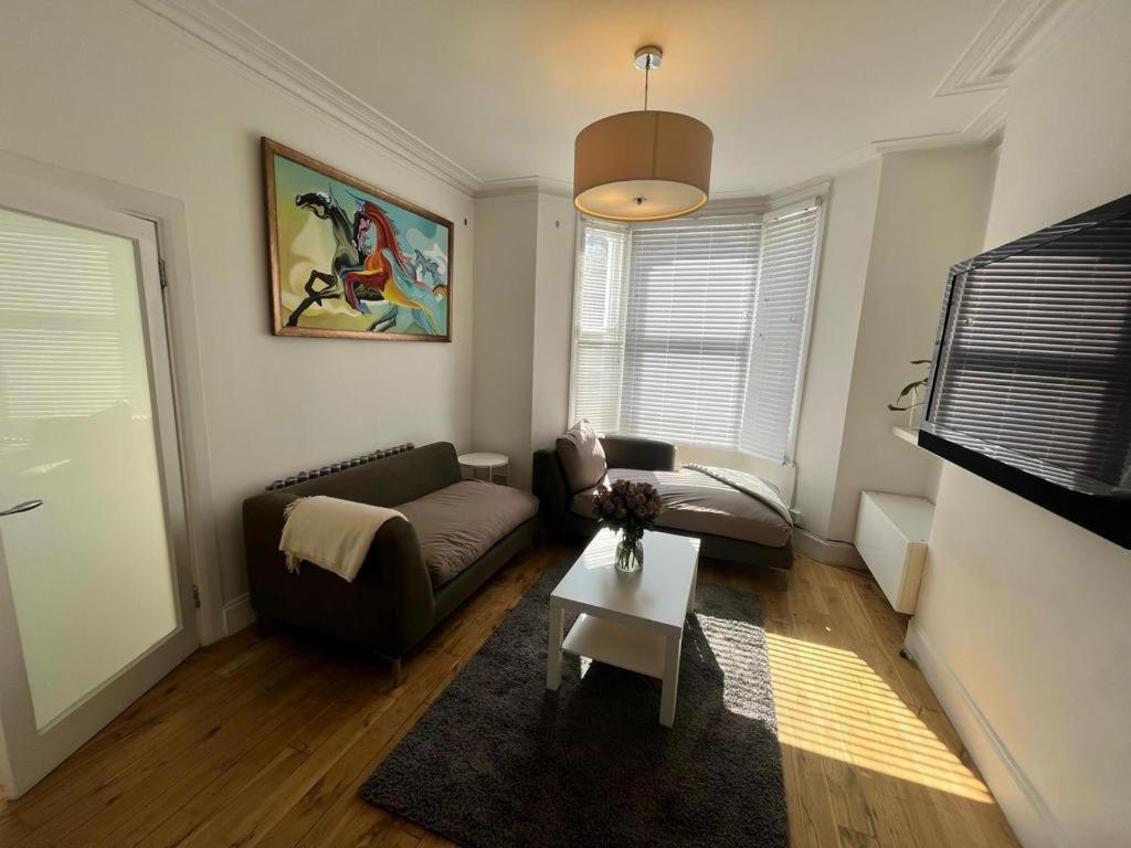 Luxury 4-Bedroom Modern Flat In Central London Steps From Station, Sleeps 9 In Style! Номер фото